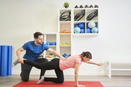 The pilates instructor gives indications on how to have the correct posture to avoid injuries