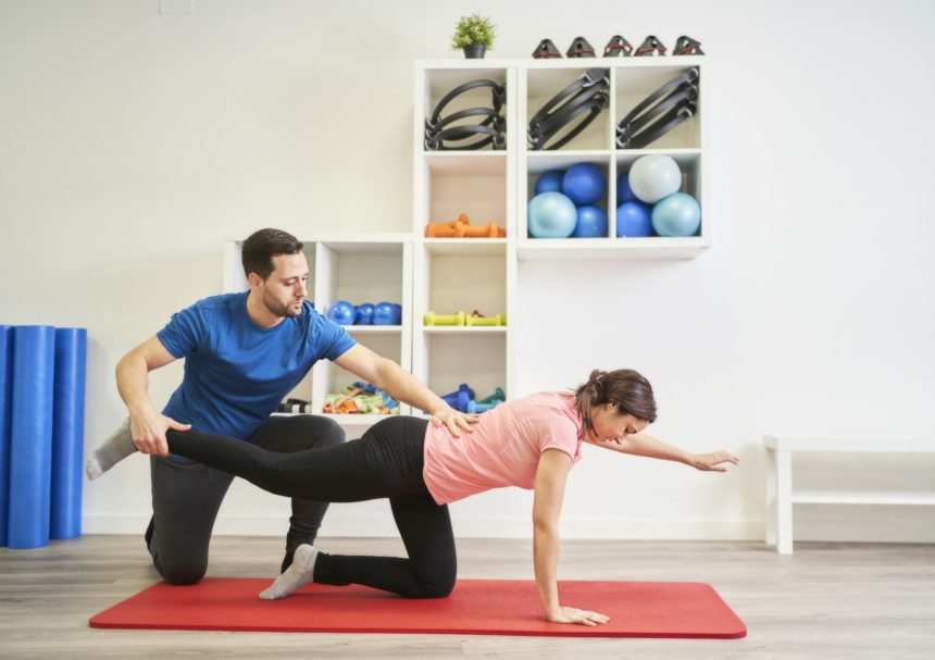 The pilates instructor gives indications on how to have the correct posture to avoid injuries